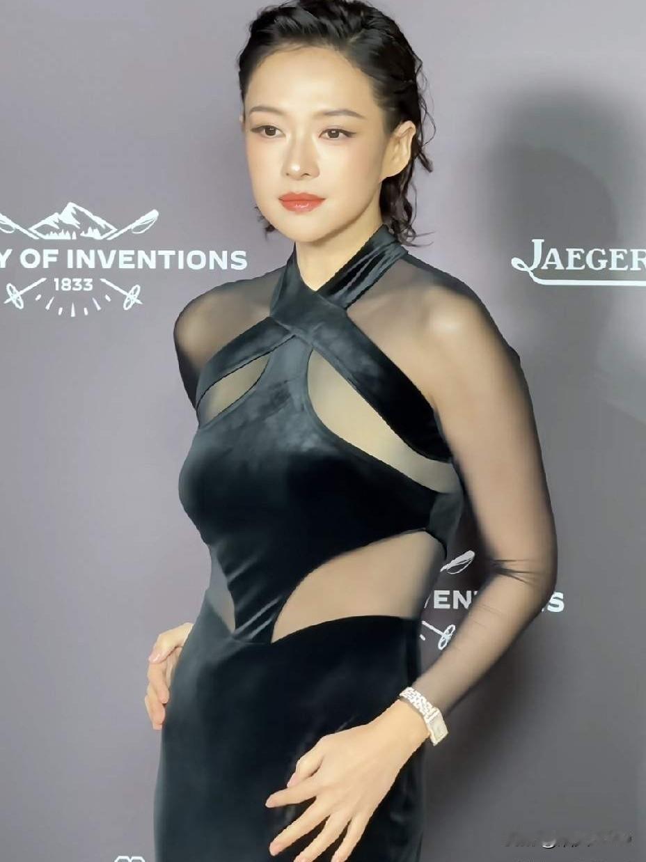 豆包越来越幽默了，TA评价章子怡，给我笑死了。我说，章子怡这波造型，连汪峰都