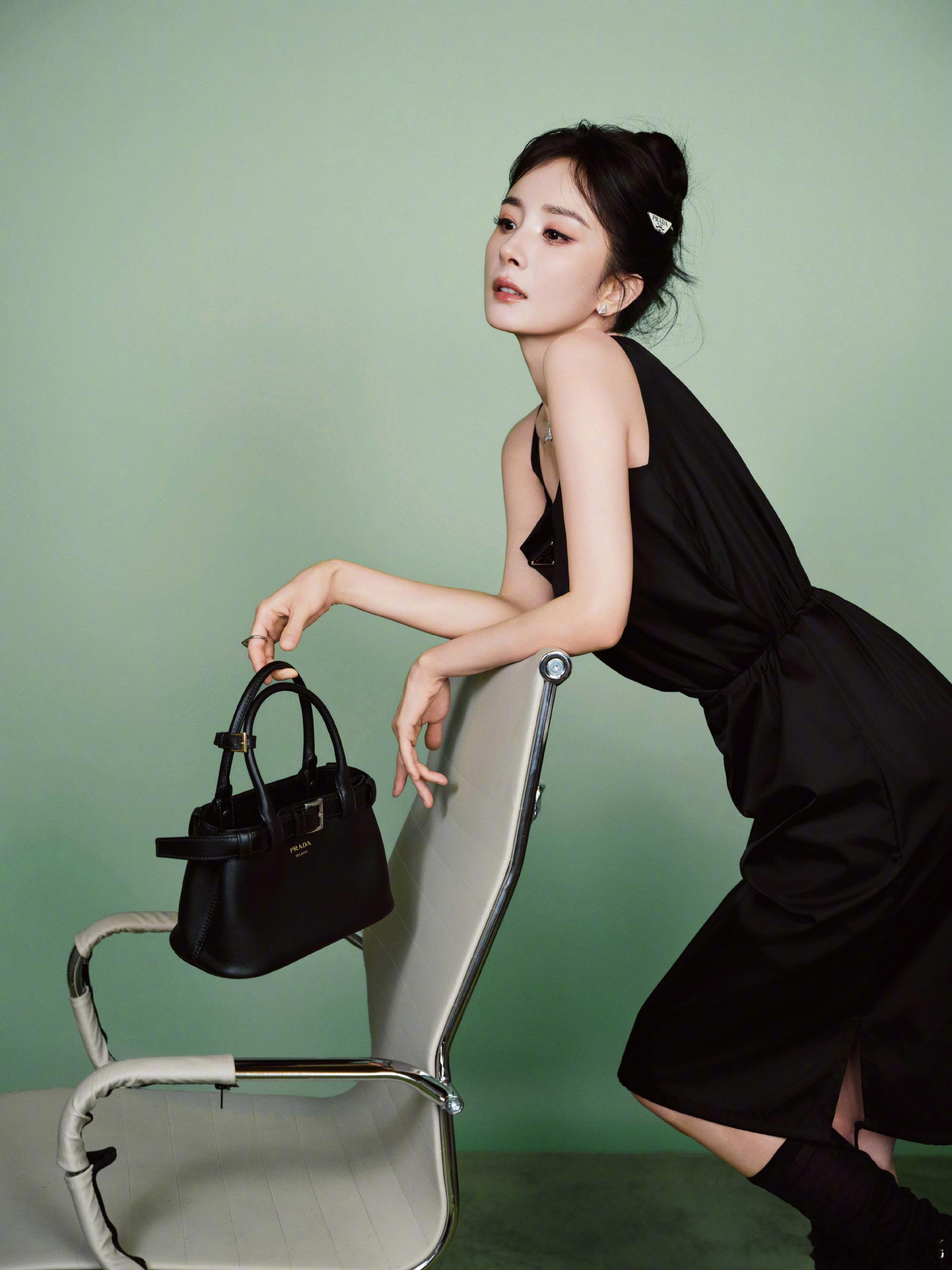 太美了太美了，今天是幂公主！！PRADA的这条小黑裙也好美！❣️💕💖杨幂丸