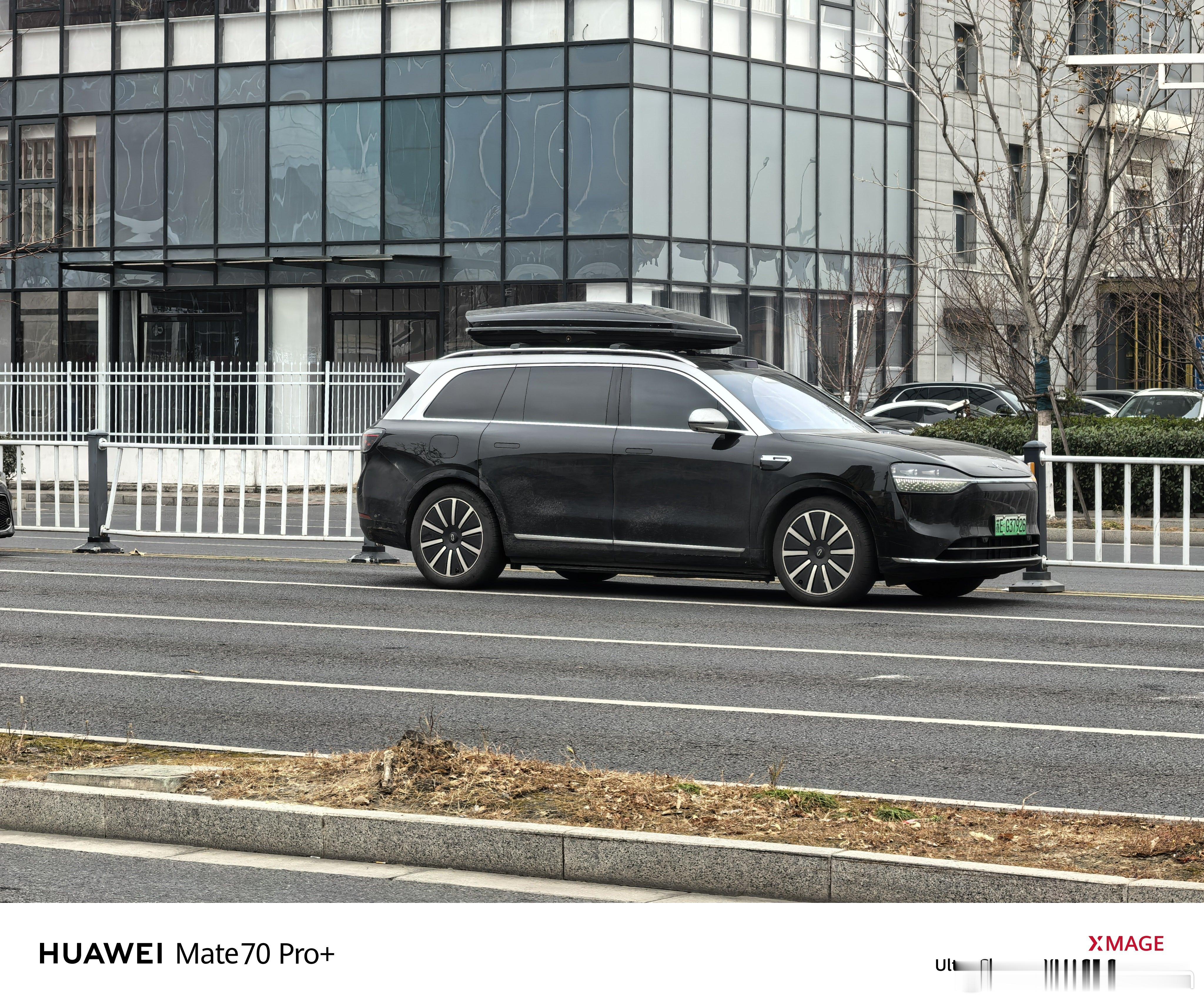 第一次看到背着书包的M9，感觉也很搭嘛问界m9