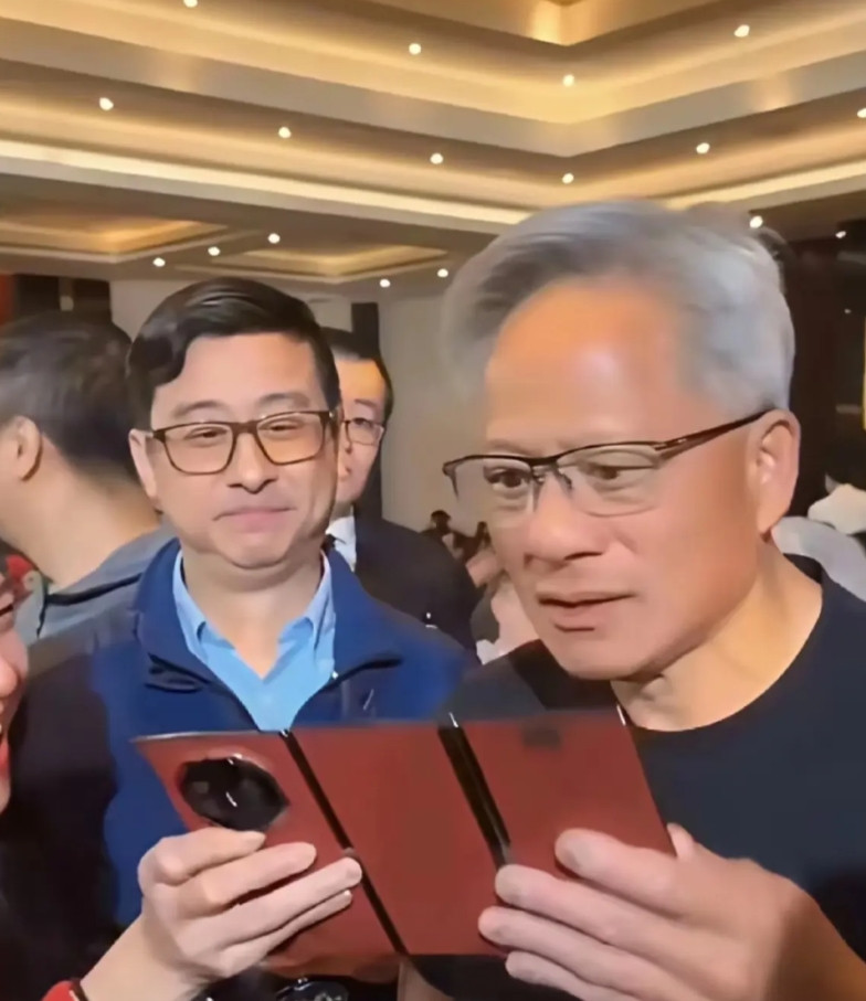 什么叫做惊掉下巴？当英伟达创始人黄仁勋拿着华为非凡大师的三折屏手机后感到非常惊讶