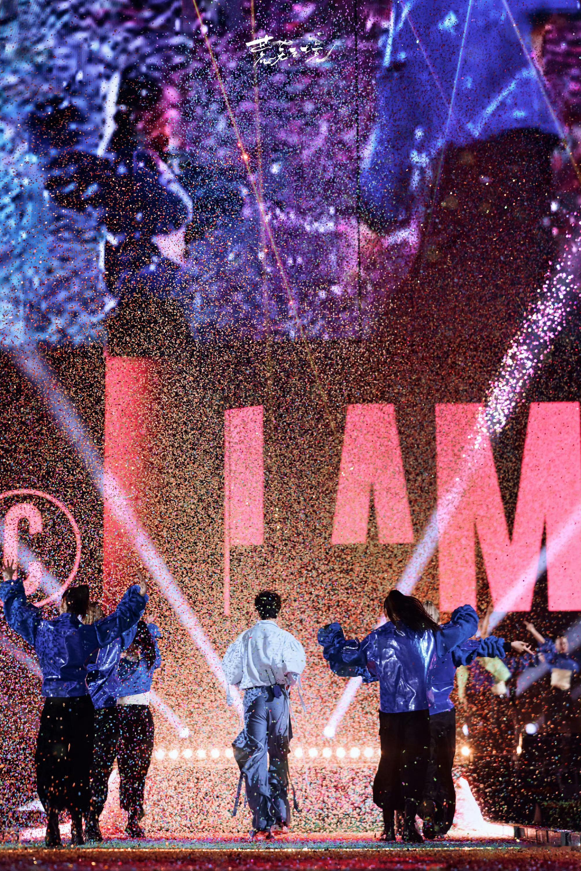 陈楚生内娱最不能错过的开场从黑暗机械重组到灯光爆发，陈楚生用嗓音穿透全场，从天而