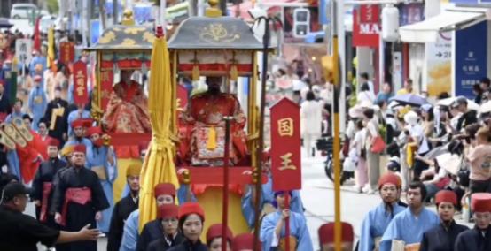 11月10日，琉球国那覇市的遊行，人们举起了琉球国的旗帜，要求恢复主权。 1