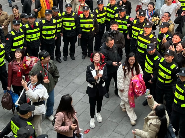 刘晓庆回到老家重庆了这个阵仗简直了，几十名安保人员出洞护驾庆奶，大批路人也紧跟