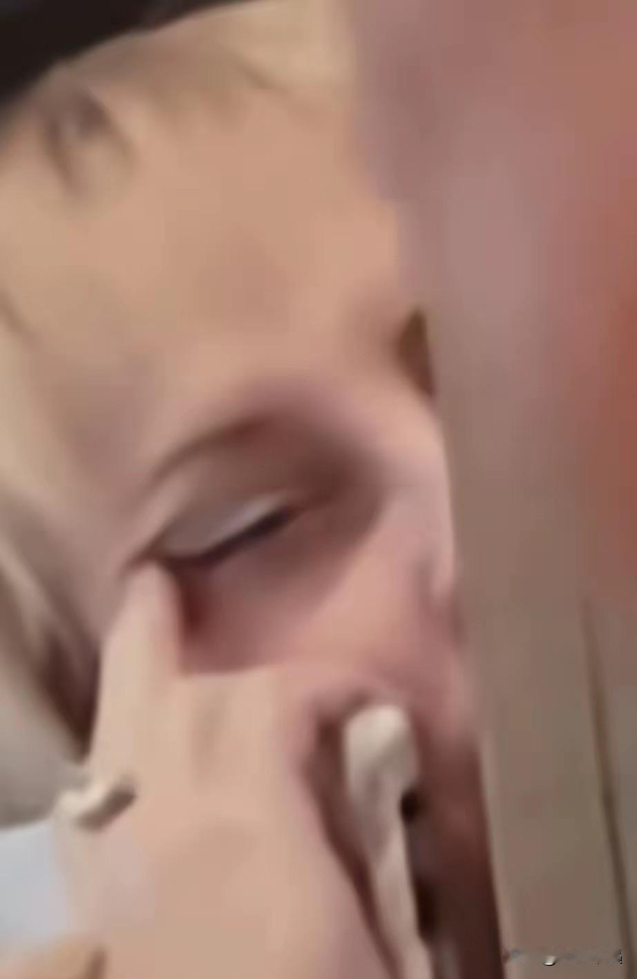 亚裔小哥正低头吃饭，一个路过的白人妇女突然绕到他身后，飞快比出眯眯眼的侮辱性手势