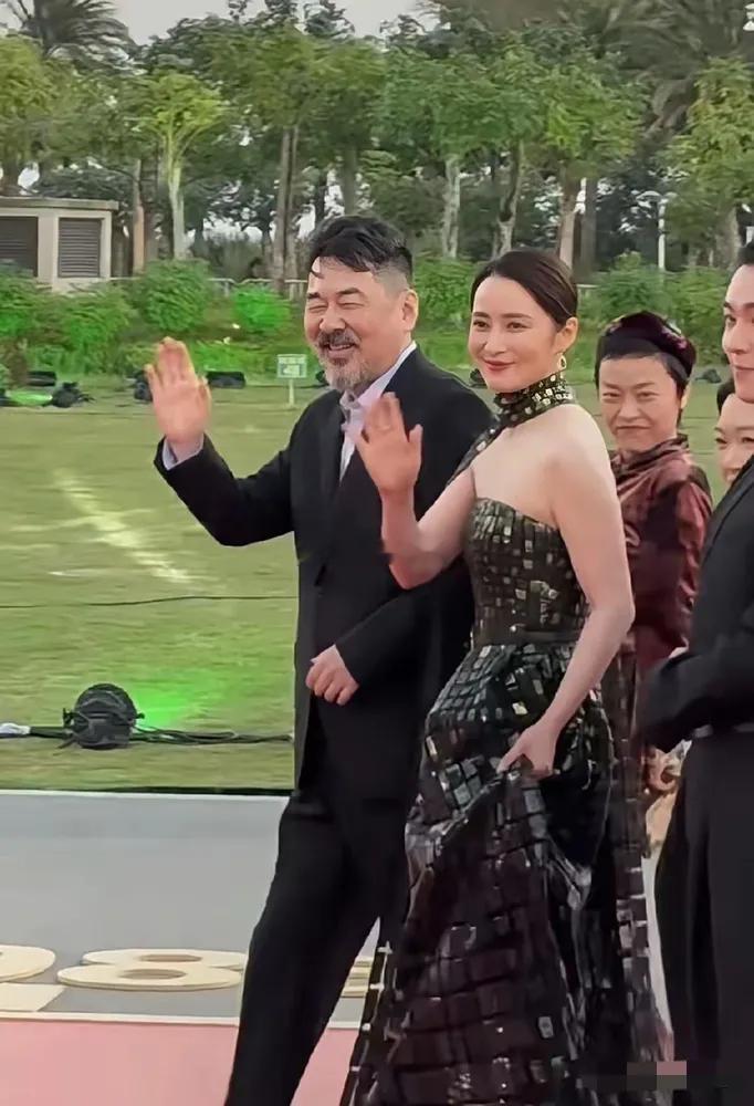 难倒为了衬托老婆的美貌，陈建斌故意如此打扮？陈建斌蒋勤勤合体走红毯，胡子拉碴像个