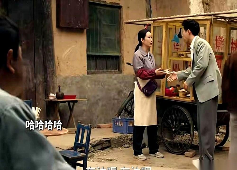 片场，尘土飞扬。张嘉益一身民工装，对着不远处踩着高跟鞋的秦海璐。周围安静得能听