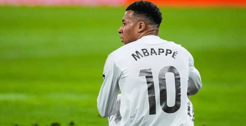 不得不说，姆巴佩太悲剧了！巴黎时期——队内老大，众星捧月，甚至风头都盖过梅西