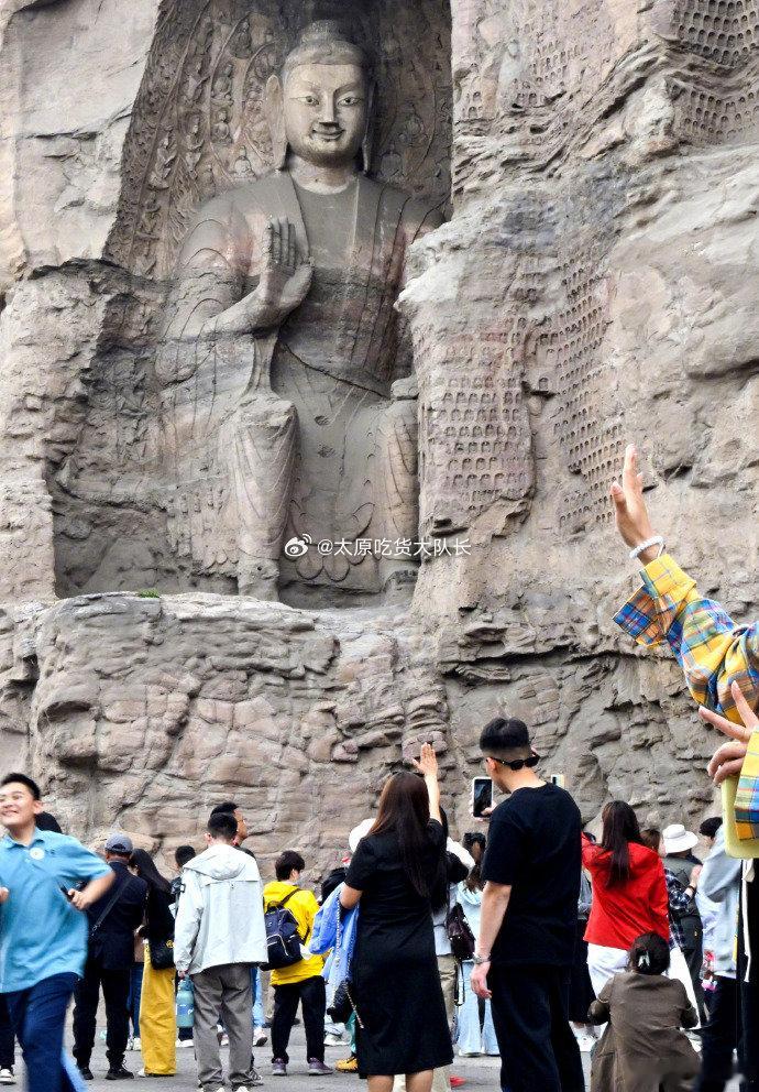 山西云冈石窟延长开放时间五一假期，大同云冈石窟迎来旅游热潮。这座闻名遐迩的