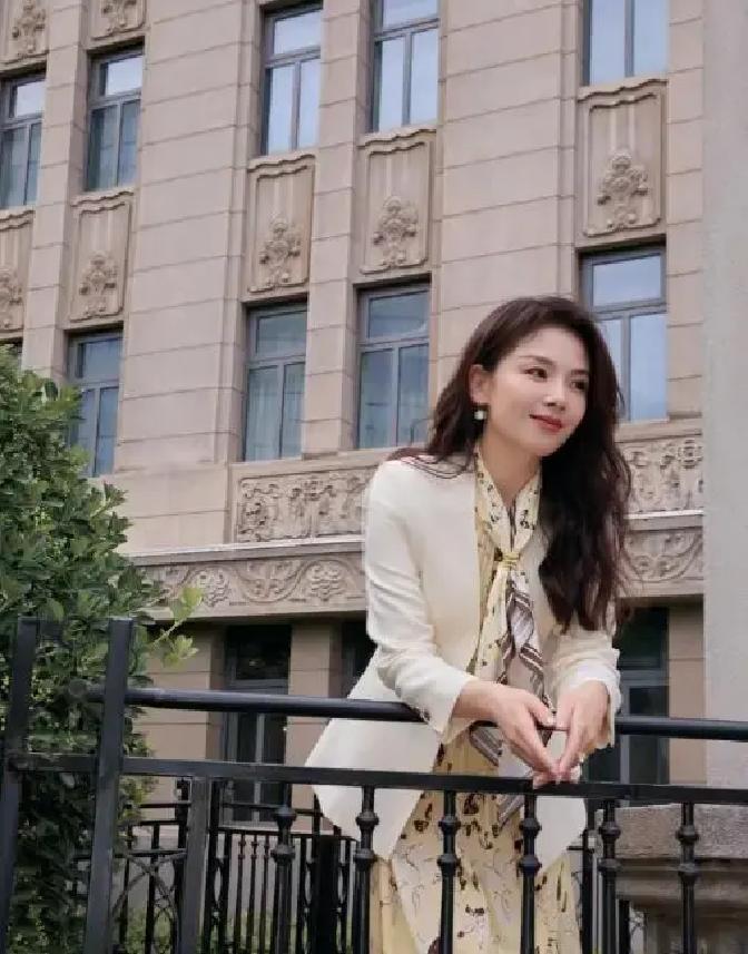 刘涛四年连拍25部戏把4亿债务全清零。2013年王珂投资失败，她一句他欠的我