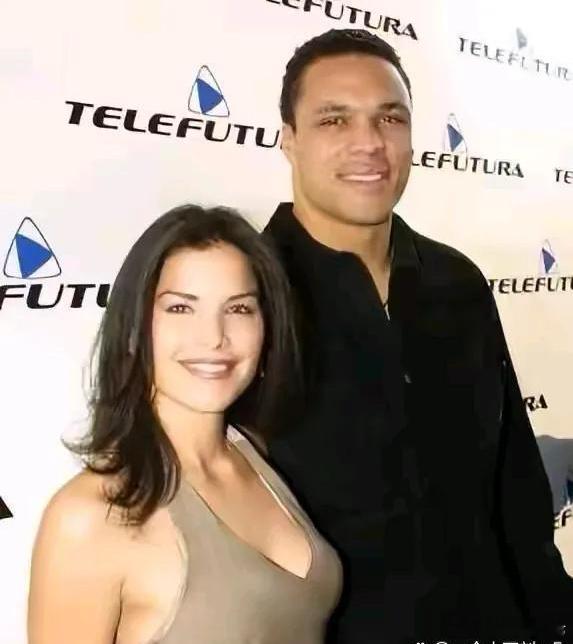 贝佐斯的准新娘桑切斯也算是情路坎坷的可怜人，之前曾和前男友生了一个儿子后分手，她