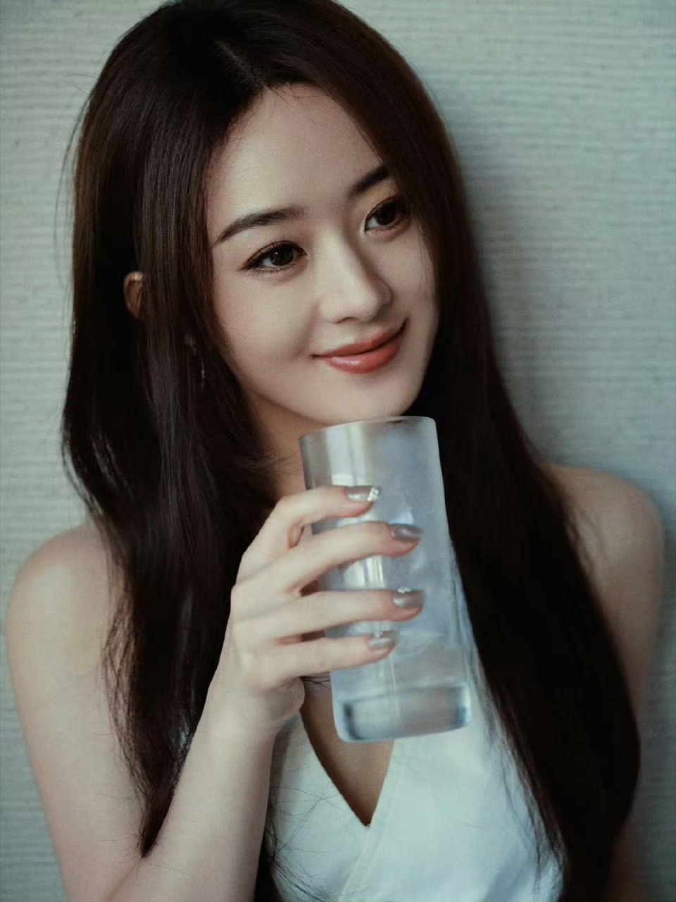 春楠化的赵丽颖春楠给赵丽颖化的妆，好优雅！气质拉满，长发太温柔了​​