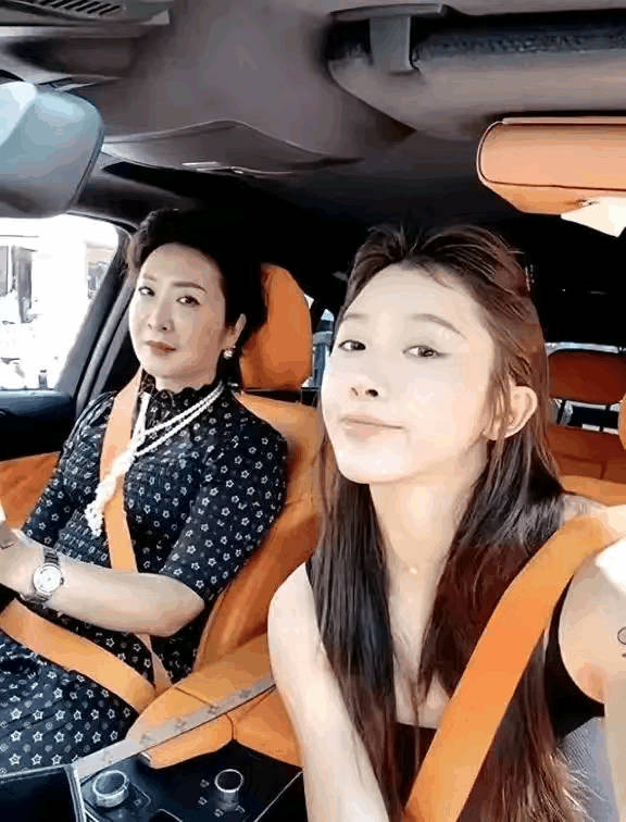 这是吴艳妮的母亲熊艳。她长得很端庄，相比年轻的女儿，虽然肤色不如女儿水嫩，但她的