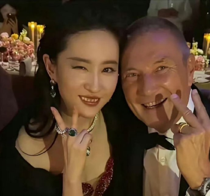 宝格丽总裁直接放出刘亦菲生图，太真实了，这状态绝了