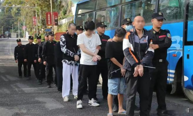 缅北勐拉地区交还30名互联网人员！这30名网络人员，到底是在勐拉地区作案，还