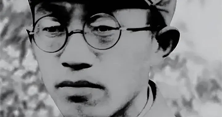 黄克诚转移时, 发现警卫员始终走在最前面, 他想起侦察员一句提醒