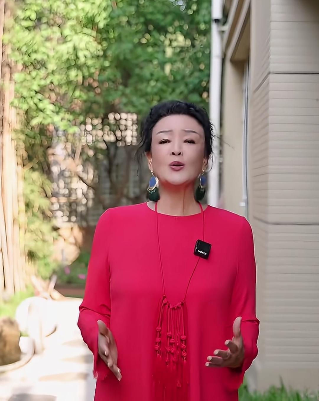 再次刷到张兰祝福儿子汪小菲与马筱梅新婚的视频，同为母亲的我依然感慨万千，心里十分