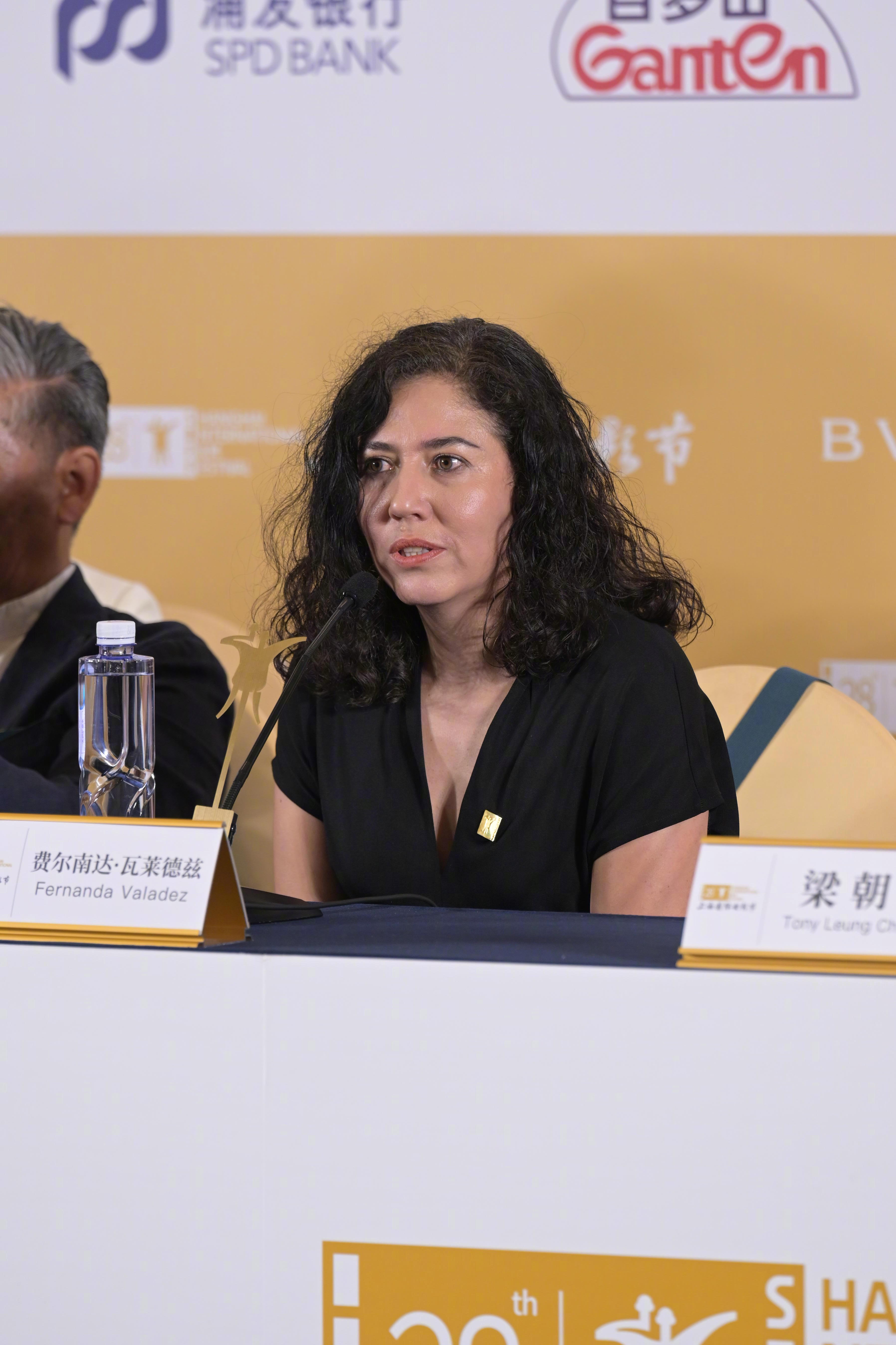 梁朝伟亮相上影节评委见面会辛芷蕾上影节评委首亮相评委会主席梁朝伟，成员多拉·布舒