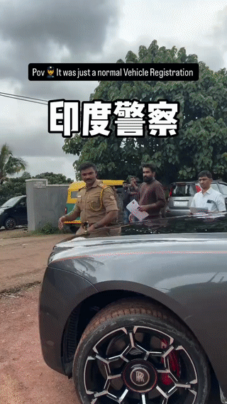 一名印度警官竟然来买跑车？经过仔细比较，他最后挑中了一辆高配的豪华跑车。在试
