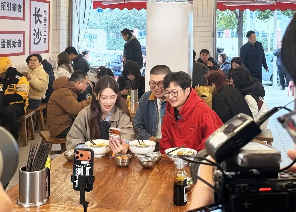 有网友在长沙偶遇维嘉和沈梦辰，两人应该是在录节目，在面馆吃饭！沈梦辰在芒果的新一