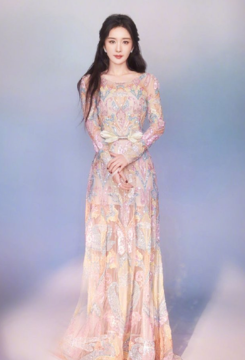 杨幂粉色贴身印花礼服造型