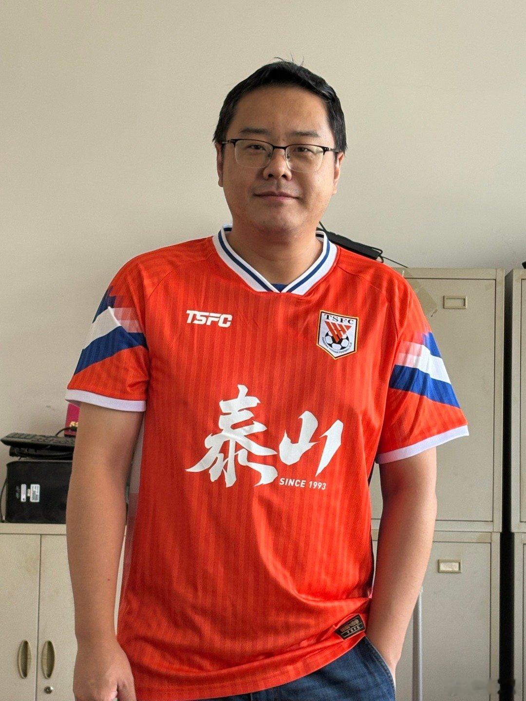 有点凸点，中国著名足球记者山东泰山……​​​