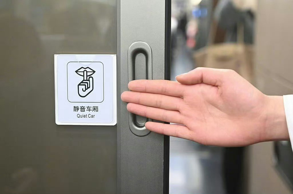 超8000列动车组提供静音车厢服务飞机和高铁我一般都会选飞机，不太喜欢坐高铁的最