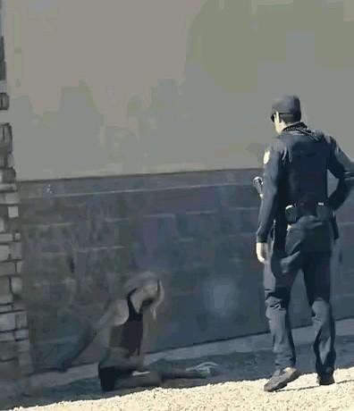 看到这一幕,你就知道美国的人口为什么一直很稳定了?美国每年都有数百万的移民涌