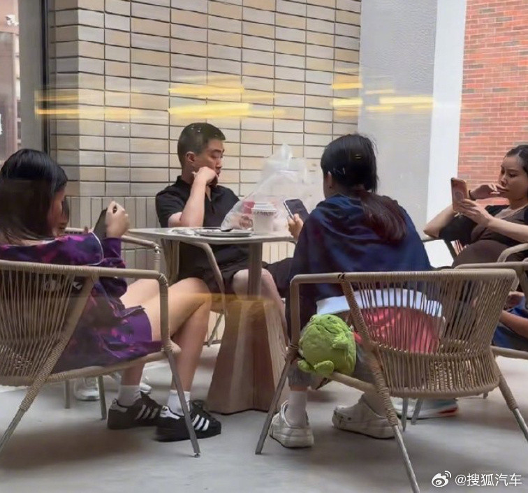 【 早在2023年2月，李想就曾在朋友圈晒出全家新春合照，并配文感慨...