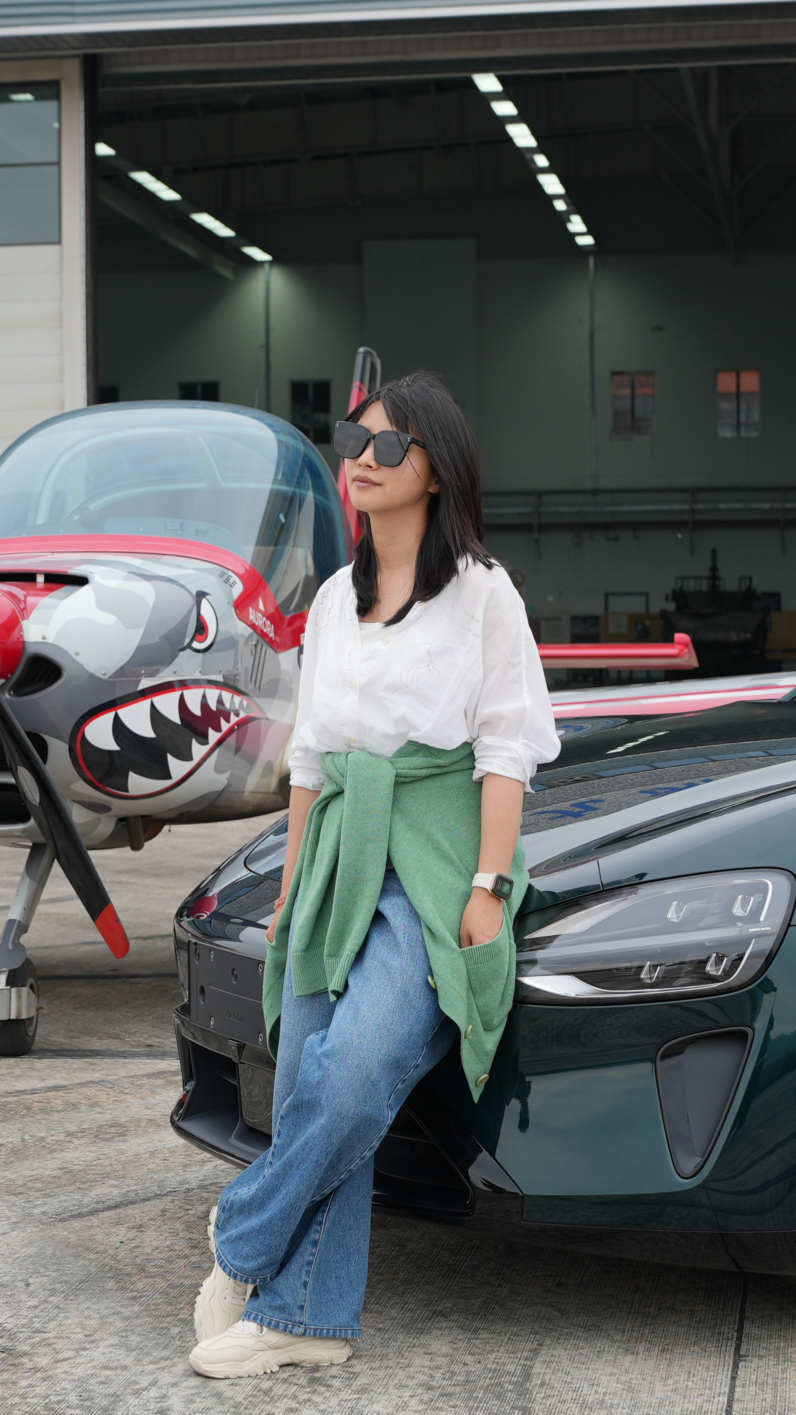 新一代SU7靛石绿今天提的车，赶紧来机场拍照，不得不说李老师真的好看！大家觉得呢