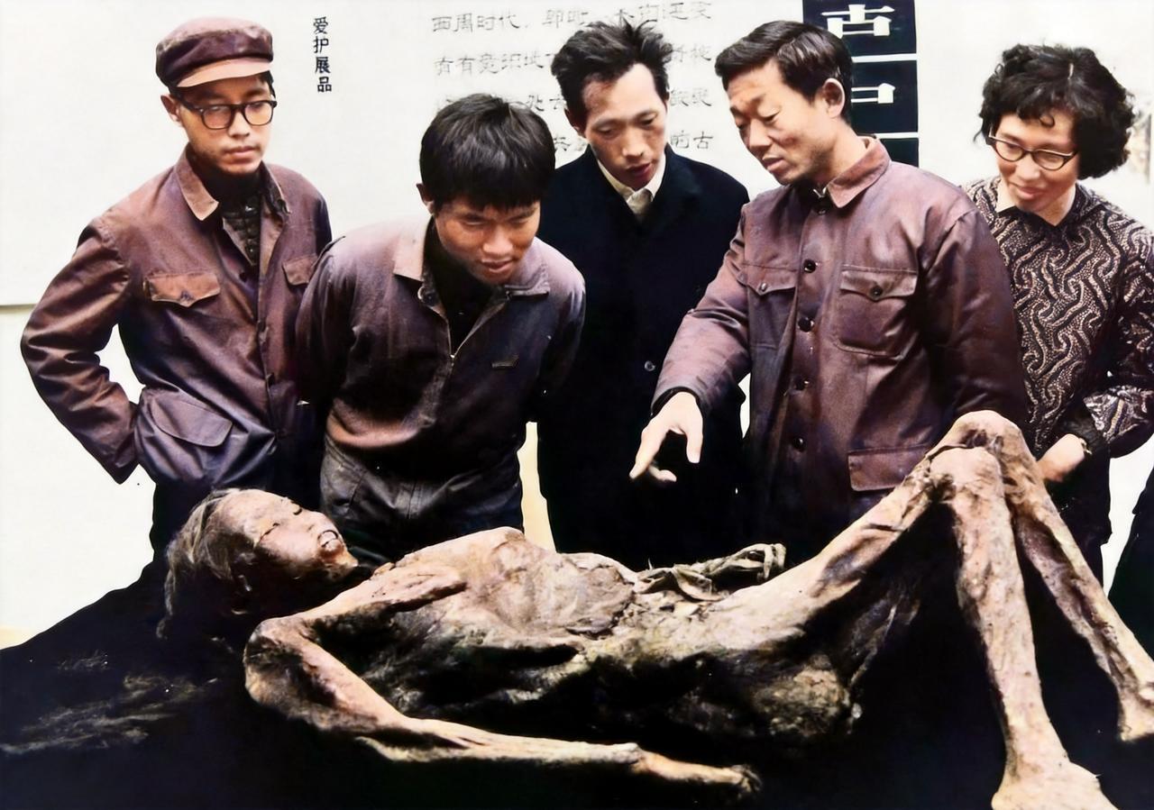 这是1979年一具3000多年前的女性干尸在上海自然博物馆展出。这具女性干尸引来