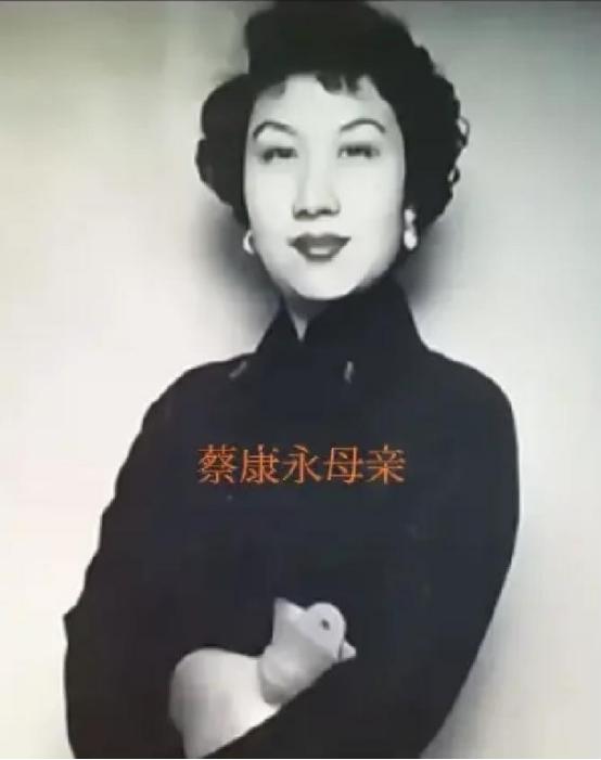 蔡康永曾经在谈论自己的母亲时，说自己的母亲是“良家妇女多作怪。”说自己和母亲的关