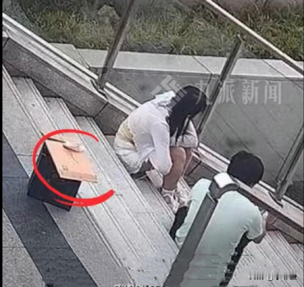 近日，湖北武汉一对小情侣在商场里面闹别扭、吵了几句嘴，俩人情绪都不好，随后走到商