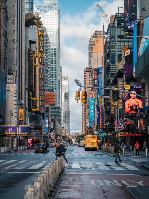 离谱！亚裔女子加油站抓小偷反被逮捕，小偷竟安然脱身，这操作看懵众人简直离谱