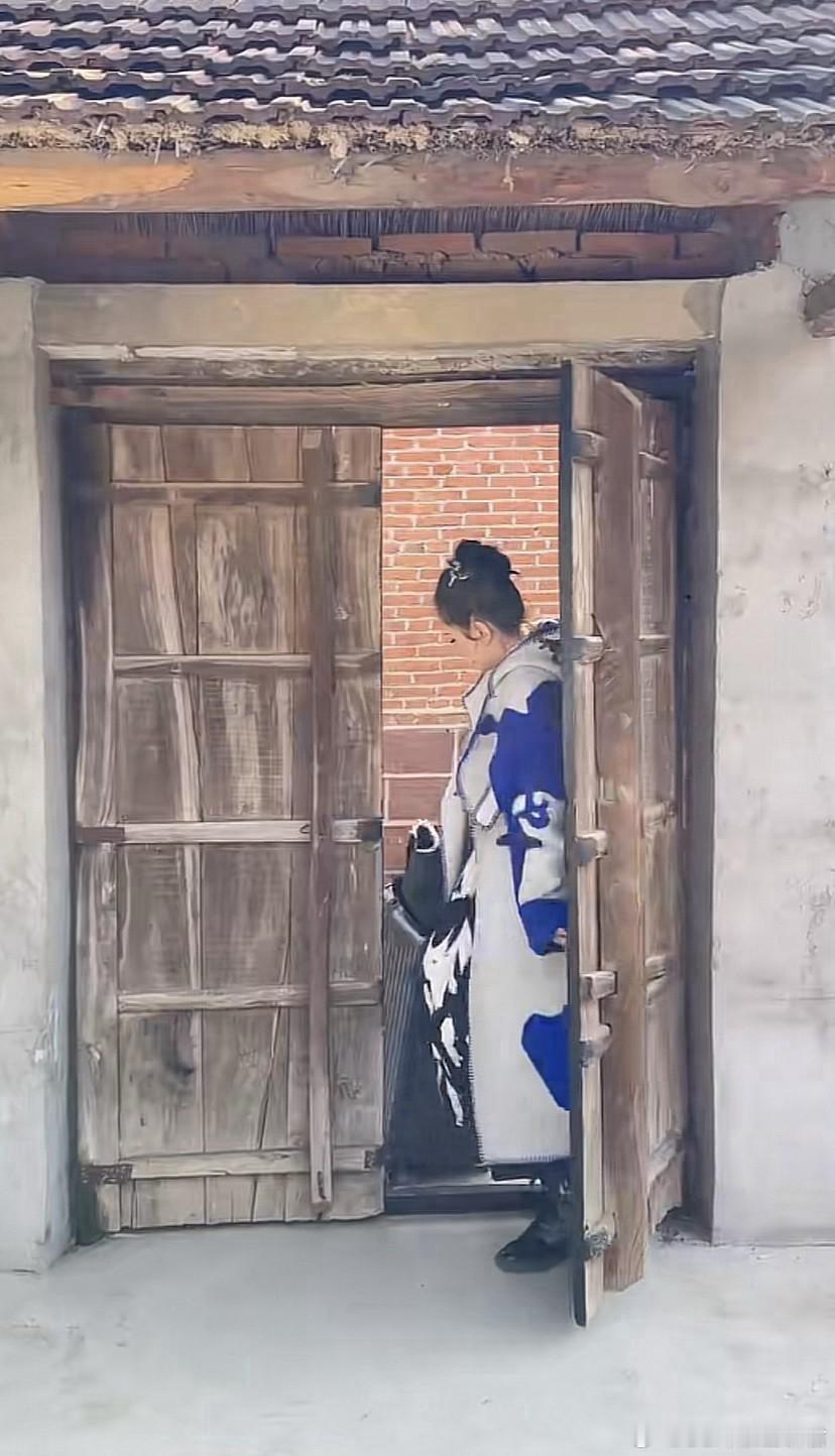 郭晓东老婆程莉莎又回村了，衣服和这环境格格不入，穿高档大衣，带大珍珠项链，拿着扫