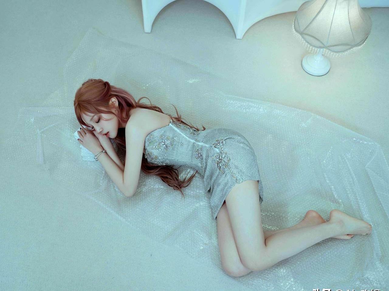 宋雨琦光脚丫写真。她就这么大大方方地把鞋子脱掉，在镜头前展示着自己不加修