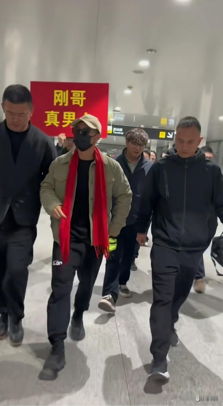 别再骂赵鸿刚了，他也是受害者，一切都是资本在做局，这场比赛无论输赢，受益者都