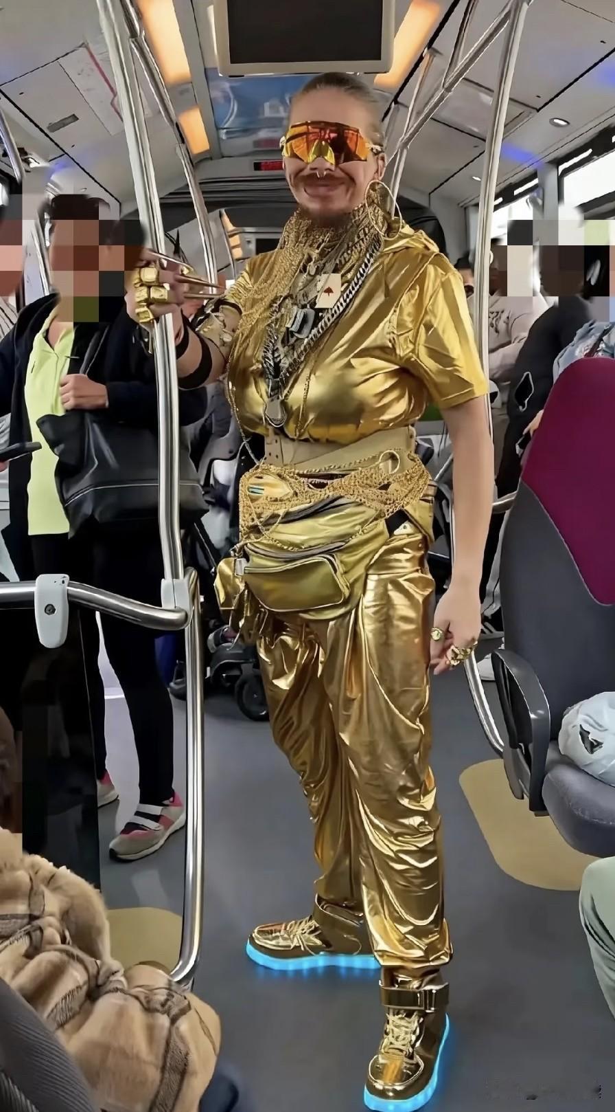 我去，你们见过这么潮的潮男吗？真的看不懂现在的审美潮流啊！这要是在上上辈人眼里，