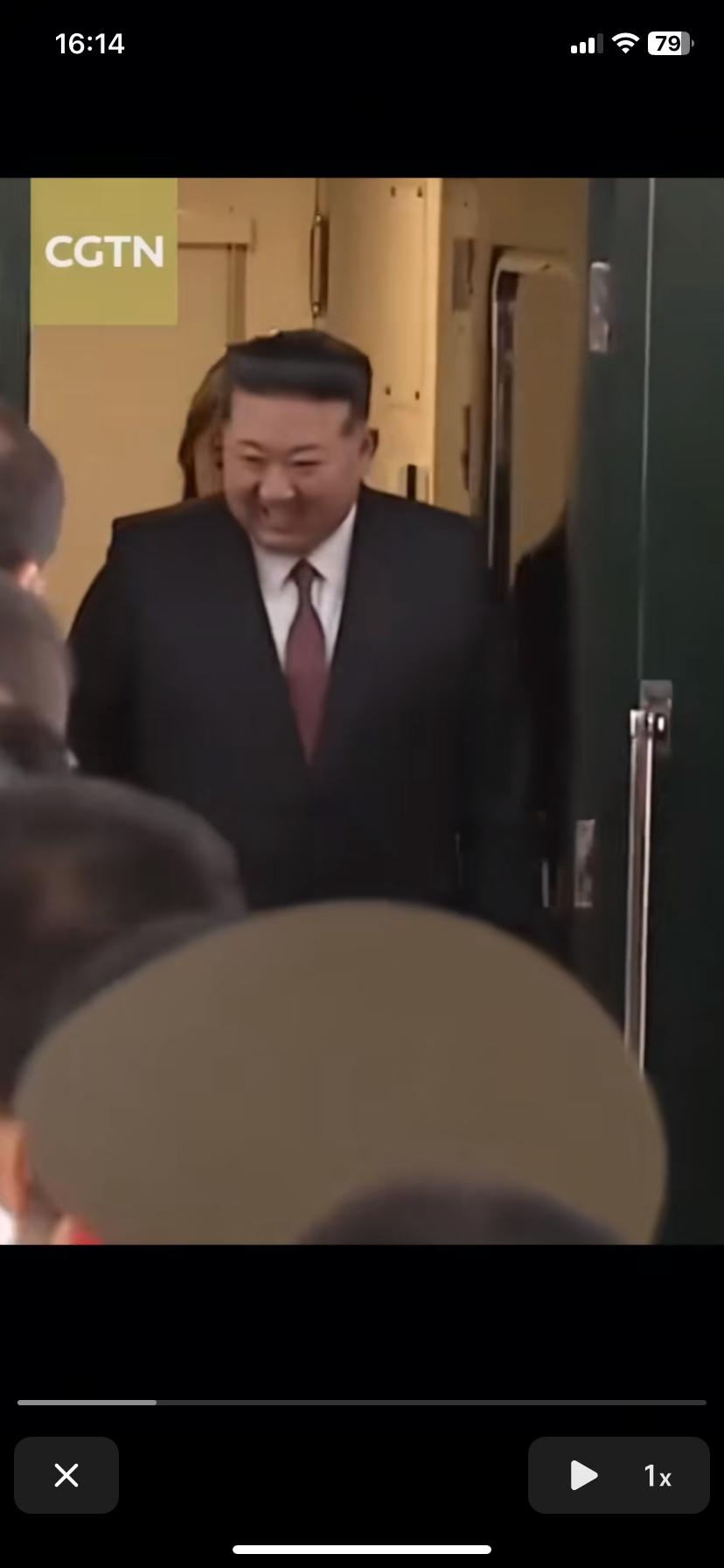 金将军四大经典镜头：1、一下火车，迎接群众鼓掌声、欢呼声不断。2、从端门去往
