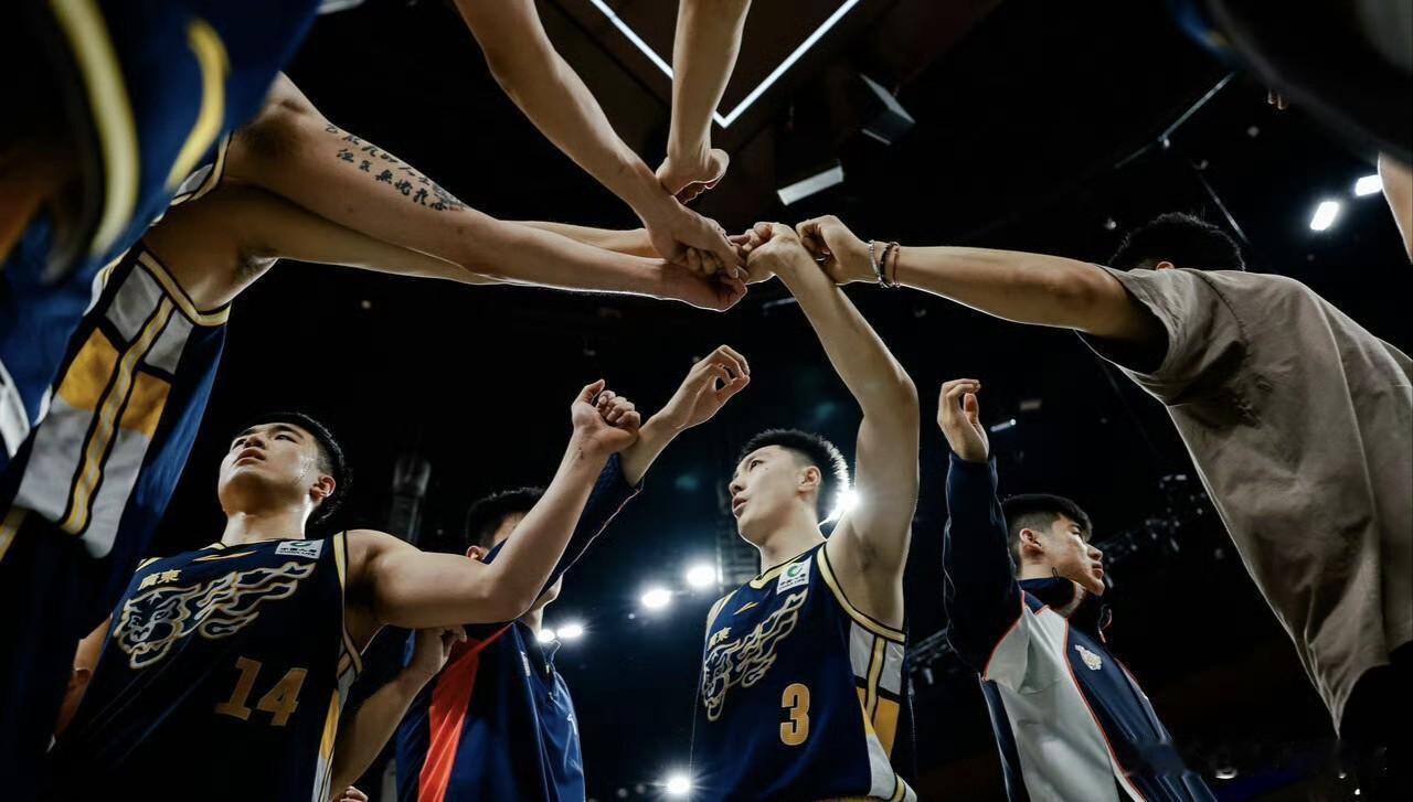广东宏远21分大胜广州龙狮，赛后出来3个好消息，杜锋尝到双塔的甜头今晚广东宏远