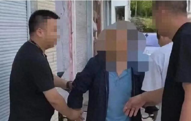 四川宜宾，一男子看上了已婚女邻居，趁其丈夫不在家经常深夜摸进女人的房间里，二人背