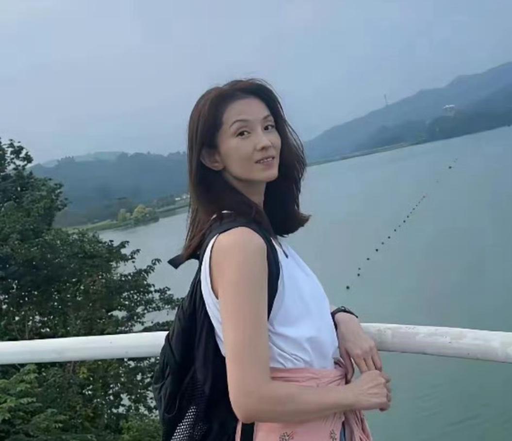 以她的颜值，在香港演艺圈绝对是顶级的。可惜至今未婚，这么优越的基因没人继承，真是