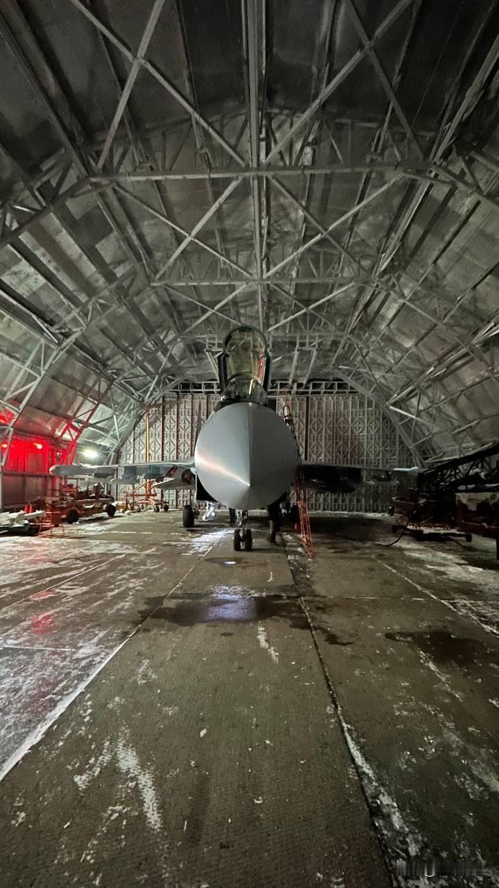 俄版简易机库，俄媒公布了一张机库图，一架苏-35S停放在里面。这个机库强度比起钢