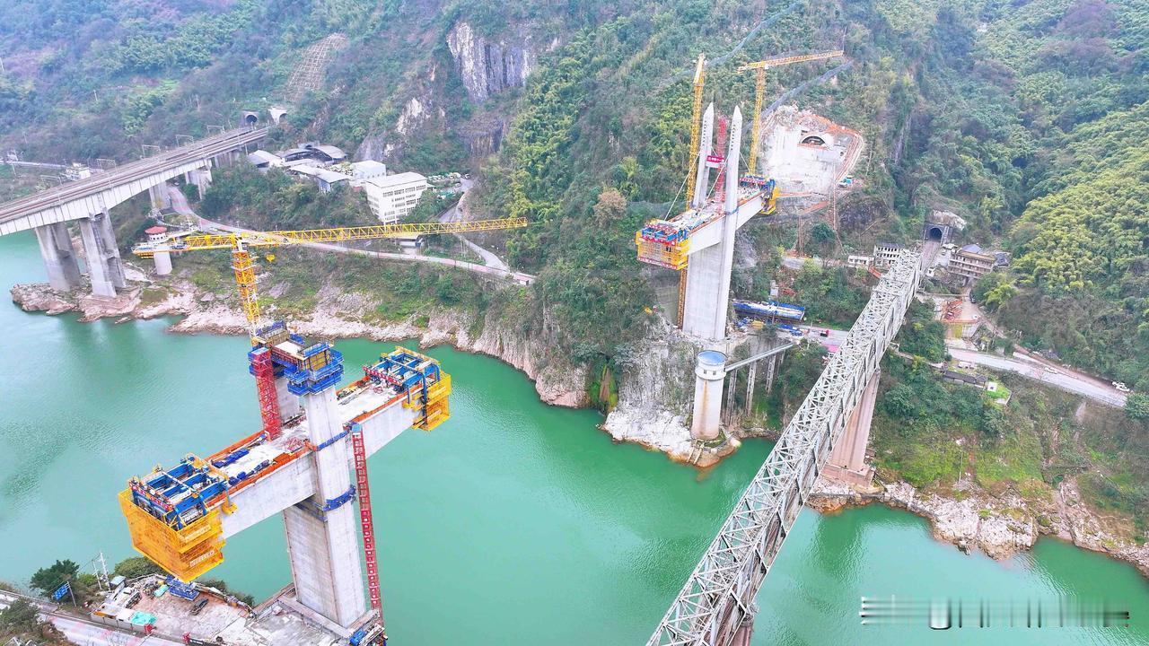 重大突破！西渝高铁康渝段嘉陵江大桥首对斜拉索安装成功西渝高铁再传好消息！康渝