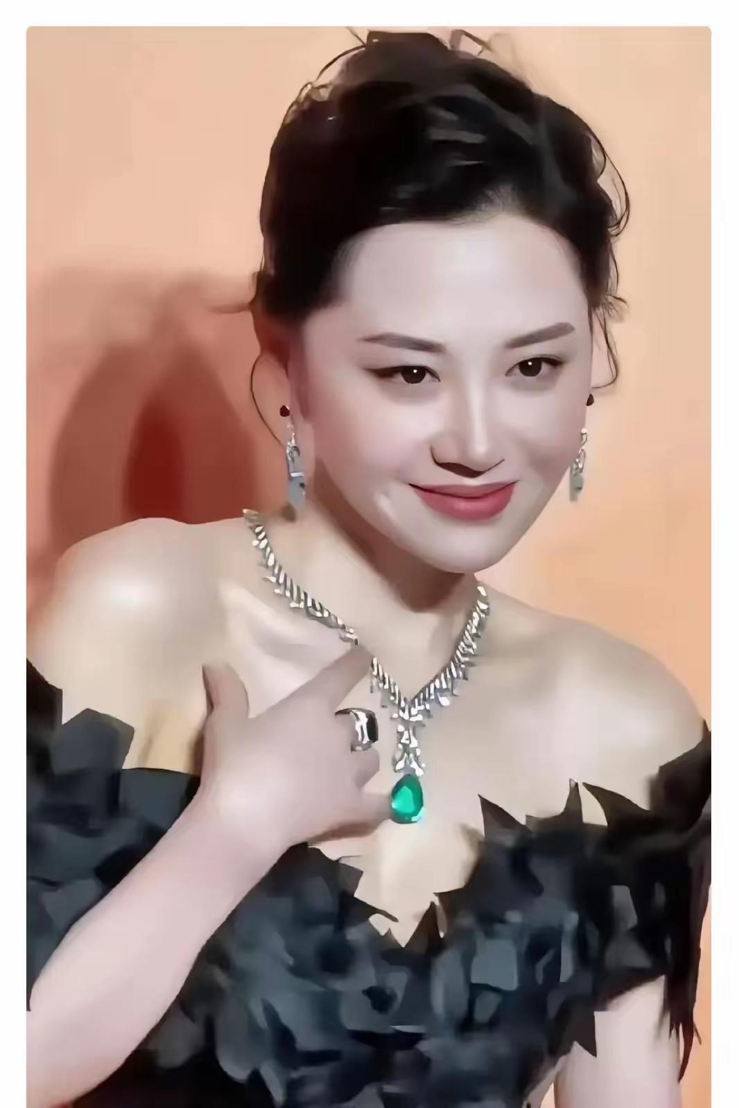 眼前一亮，真的很美，皮肤白皙细腻，一双迷人的大眼睛，浑身散发着优雅之美。五官精