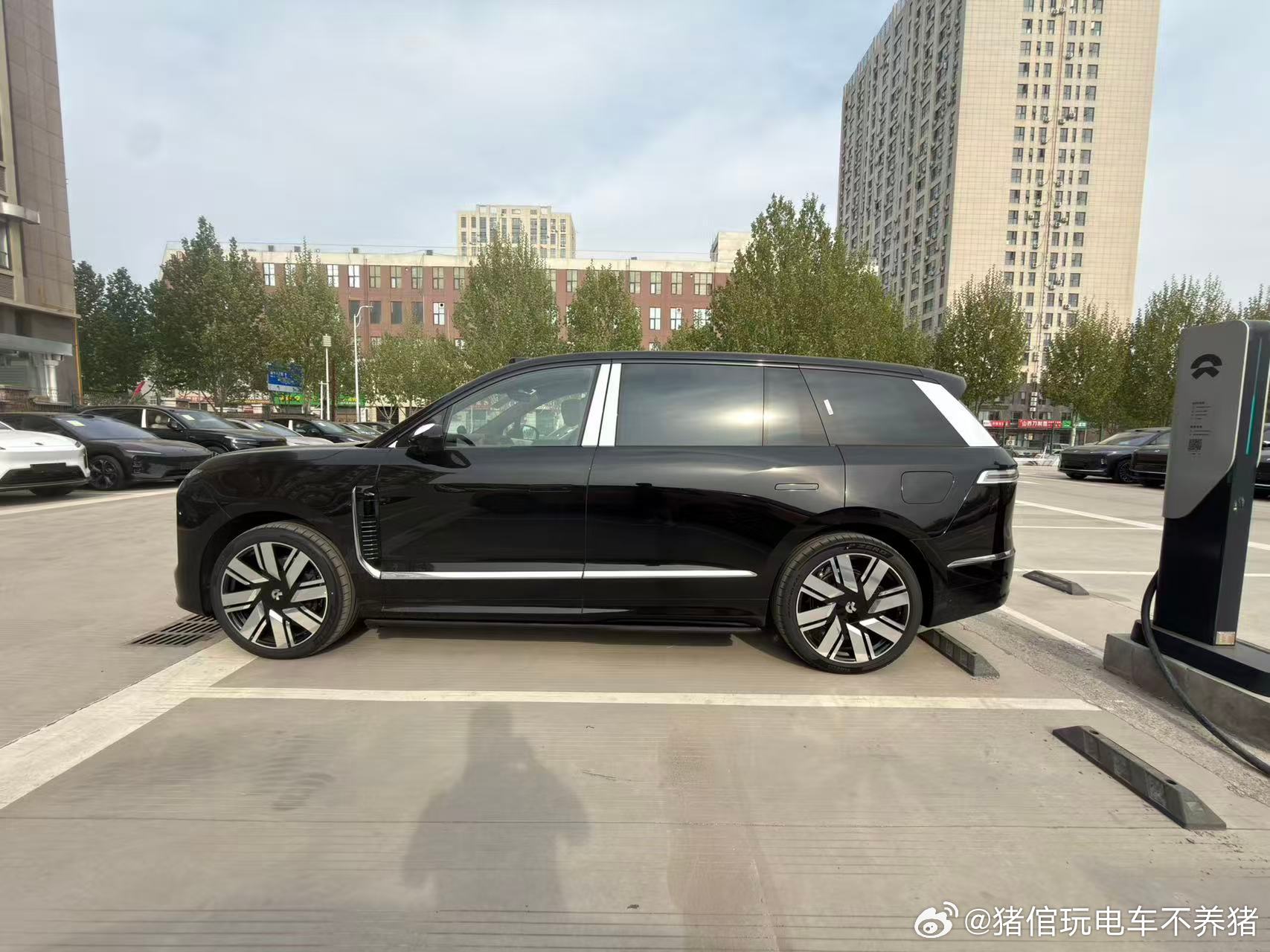 来个ES9霸气侧面照蔚来es9