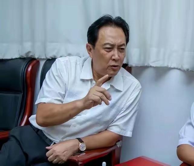 唐国强是不是入戏太深了，无论在什么场合，都是一副神气十足，高高在上的样子！