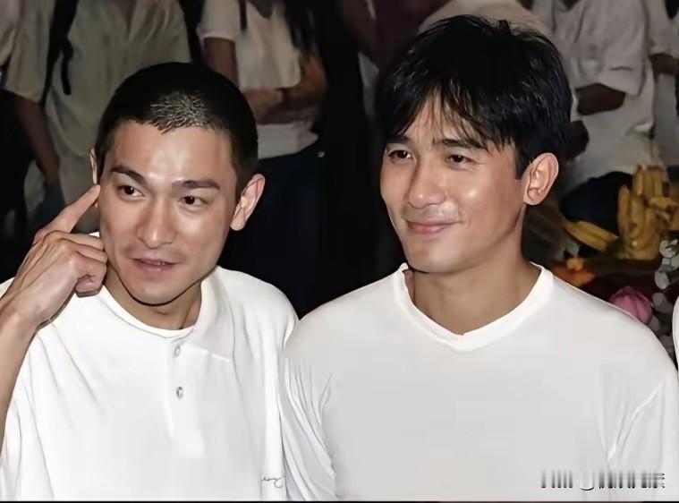 那时候的梁朝伟确实帅，演技也好，连刘德华天王也只能是陪衬。如今几十年过去，刘天