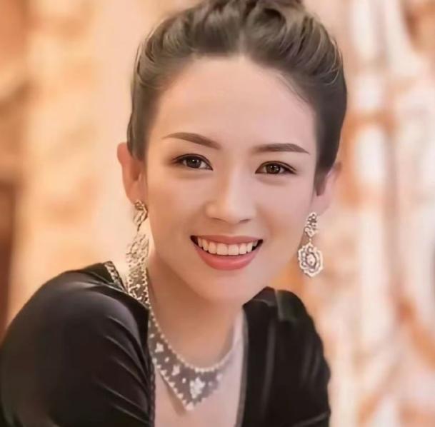 别再盯着她们像不像了。真正的差距在骨头里——章子怡的下颌线像刀锋划过，童瑶的弧