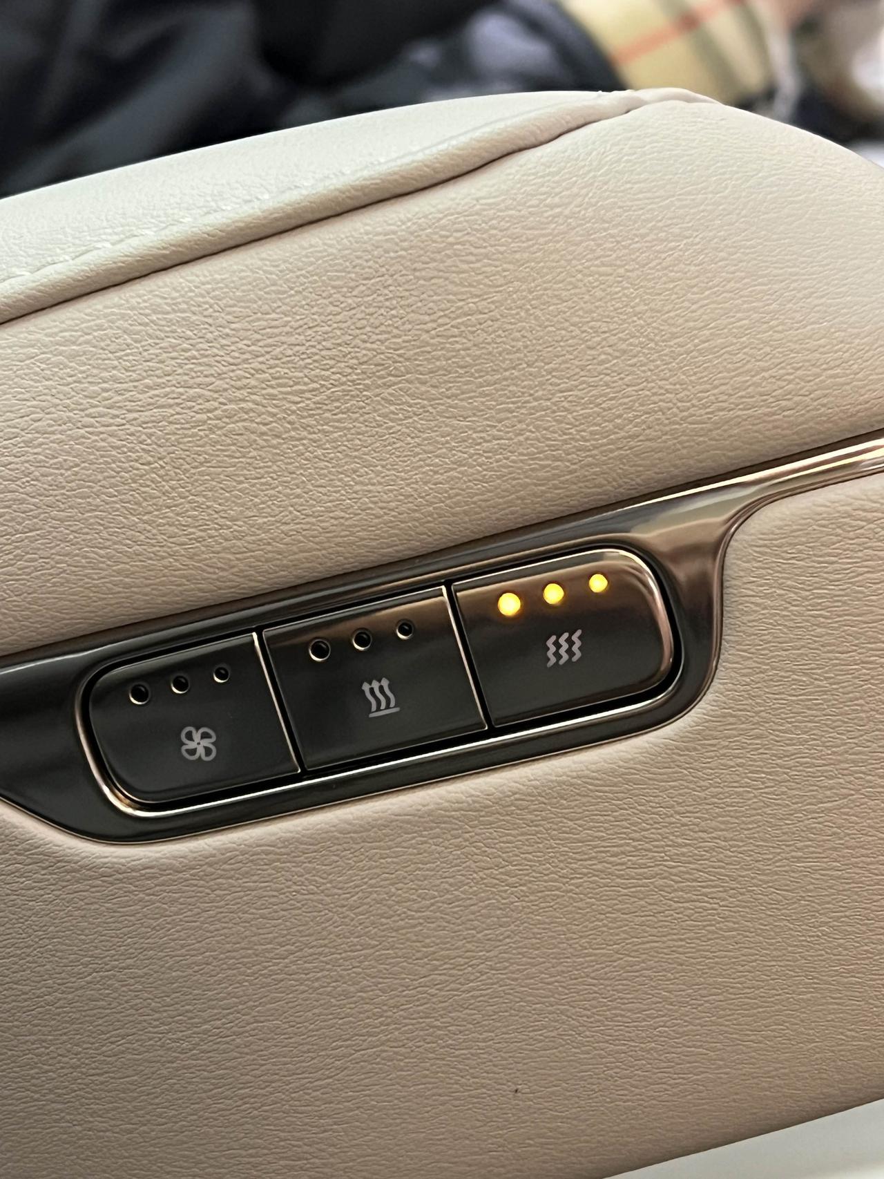 智己LS9的嘿科技中，最抓人的倒不是10升可加热的沐浴系统，也不是石墨烯的地板采