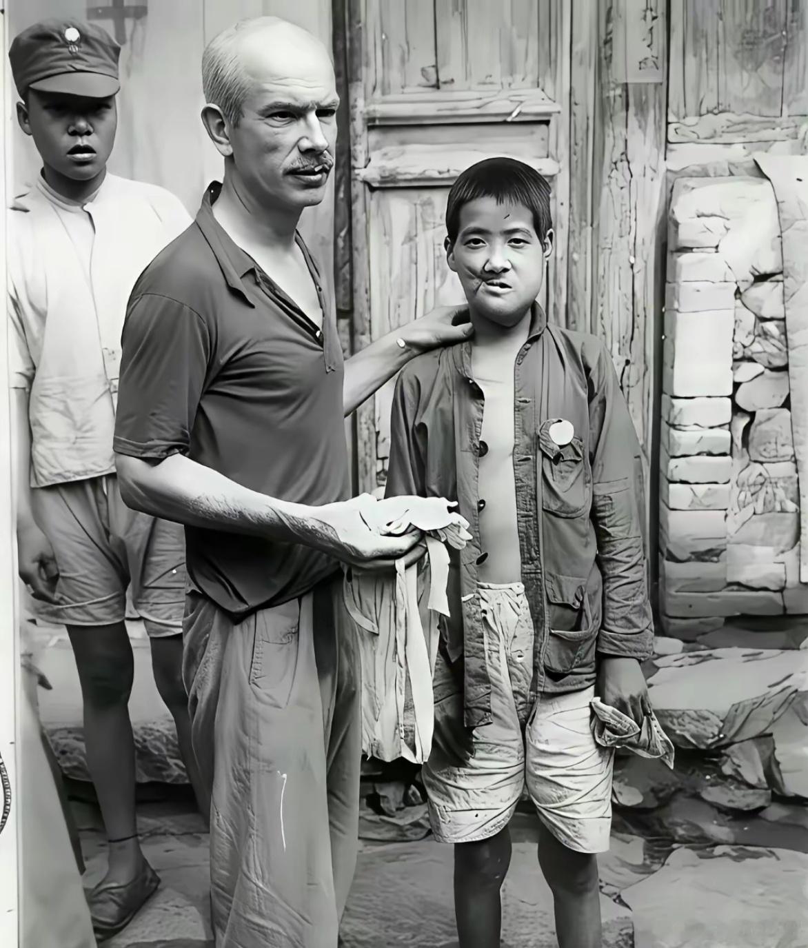 1939年，白求恩给面部中弹的小八路拆线。随军的摄影师沙飞，拍下了白求恩拆线的